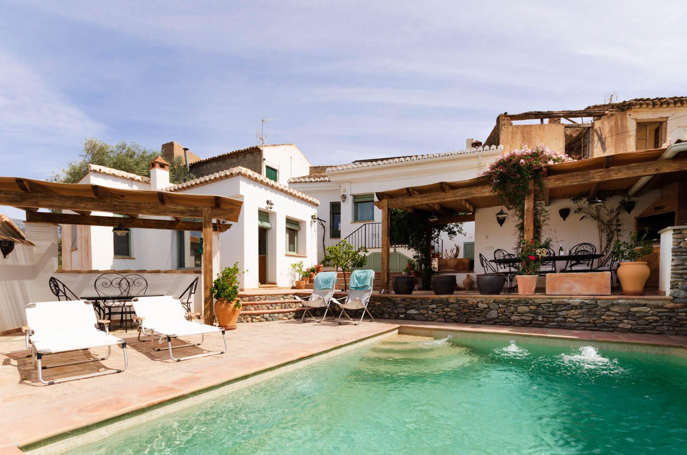 Casa principal  (2 habitaciones) y anexo izquierda (1 habitación)